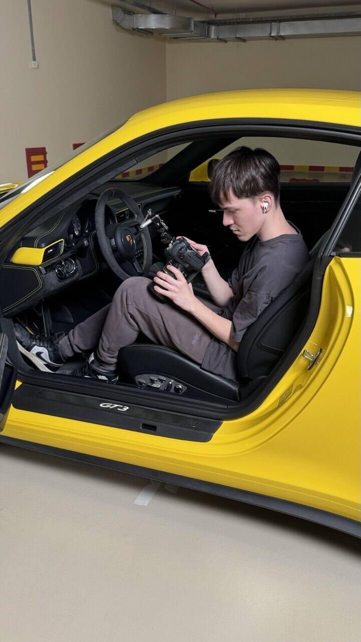 Егор снимает интерьер спортивного автомобиля